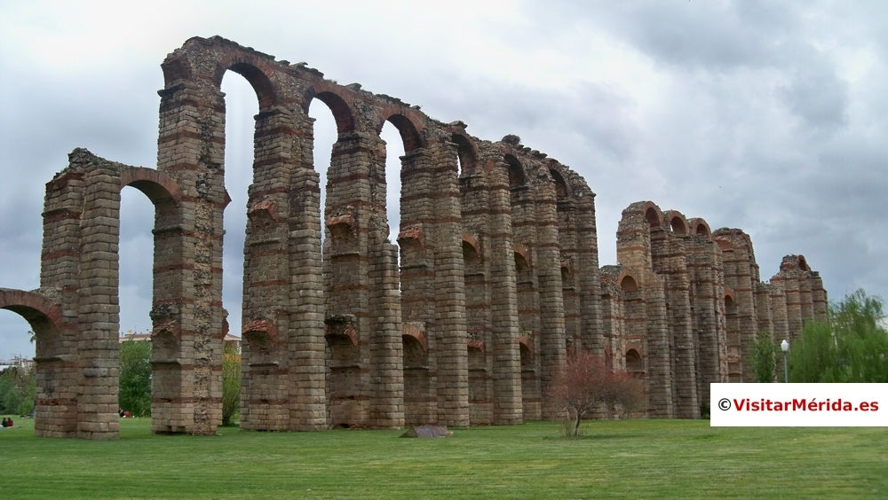 Acueducto de los Milagros de Mérida España vista lateral lejana