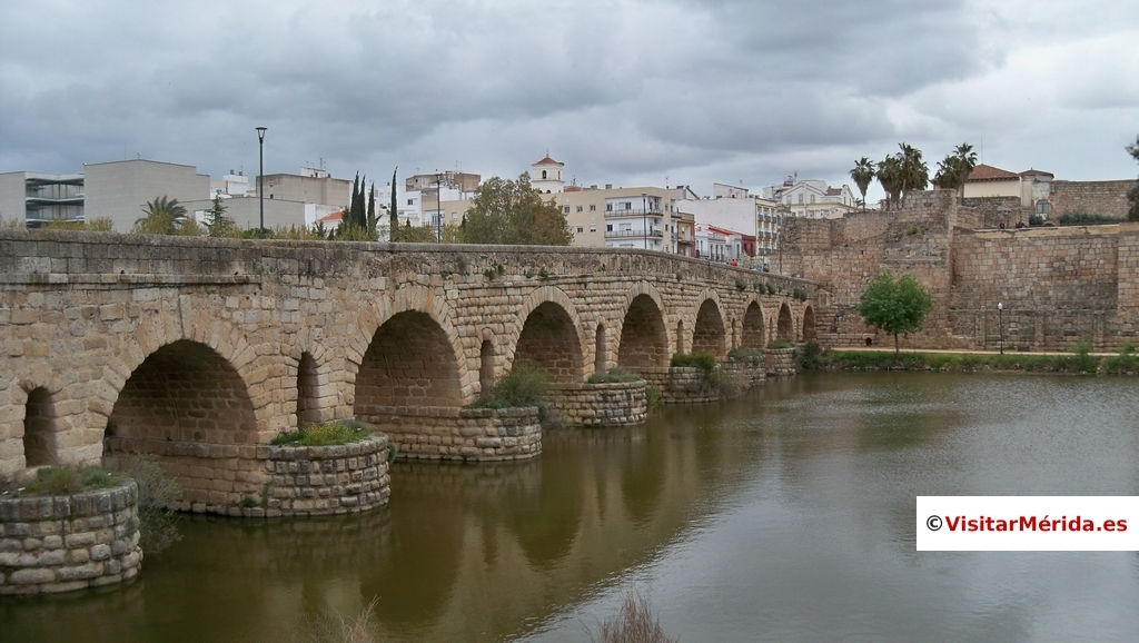 puente romano merida sobre el rio Guadiana y vista de la alcazaba 