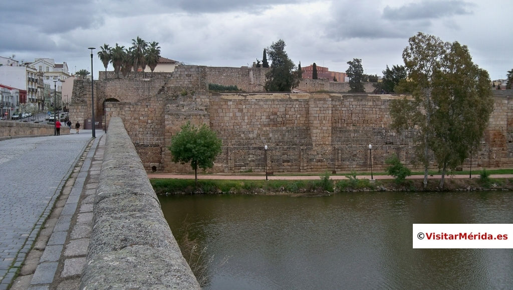 puente romano de merida con vistas alcazaba